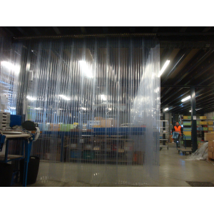 Fermeture d'entrepôt avec un rideau à lanières PVC souple