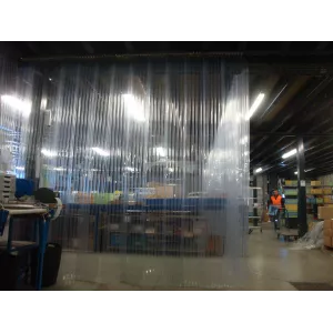 Fermeture d'entrepôt avec un rideau à lanières PVC souple