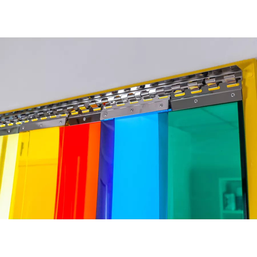 porte à lamelles souples transparentes et multicolores