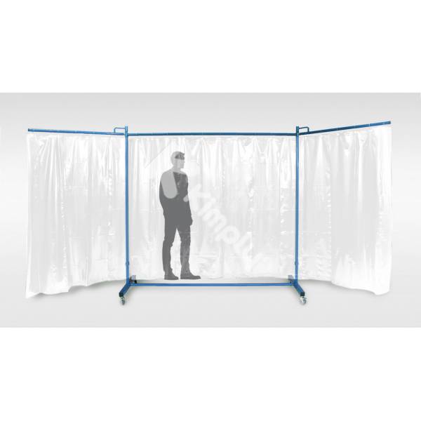 Atelier délimité par un rideau PVC transparent.