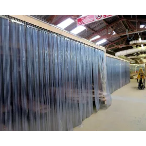Porte à lamelles PVC coulissantes sur-mesure avec bosselage