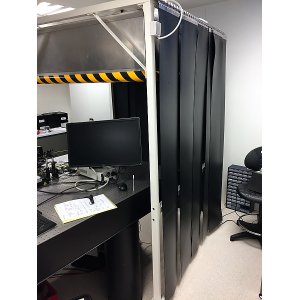 Confinement antiélectrostatique d'un espace sensible grâce a des lames plastiques anti statiques.