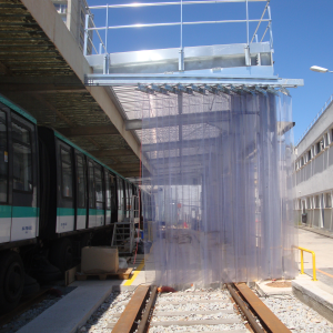 rideau accordéon à lanières plastique transparentes et coulissantes.