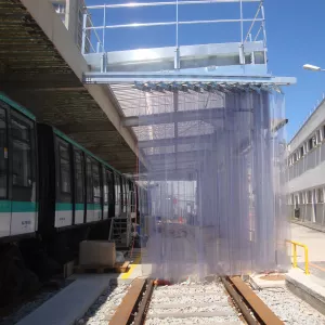rideau accordéon à lanières plastique transparentes et coulissantes.